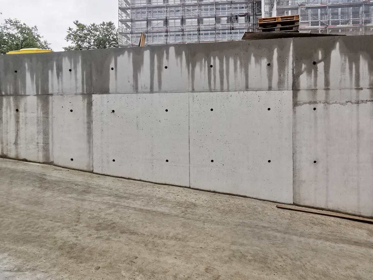 Concrete protection: treated surface stays clean while the unprotected top shows water run-off marks