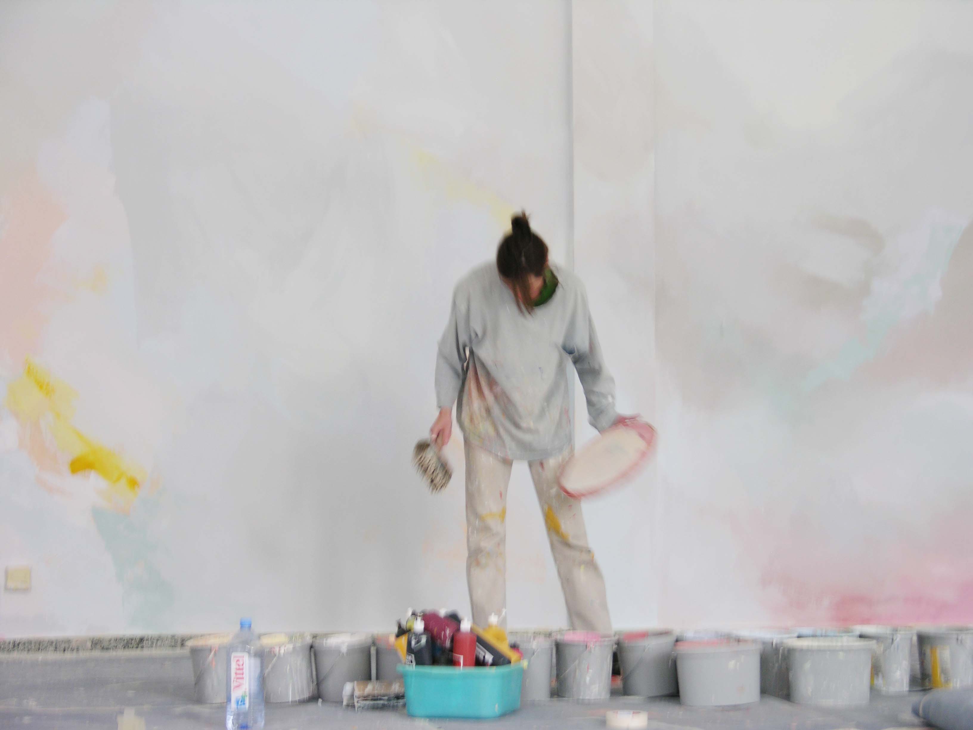 Freie Künstlerin bei der Wandgestaltung