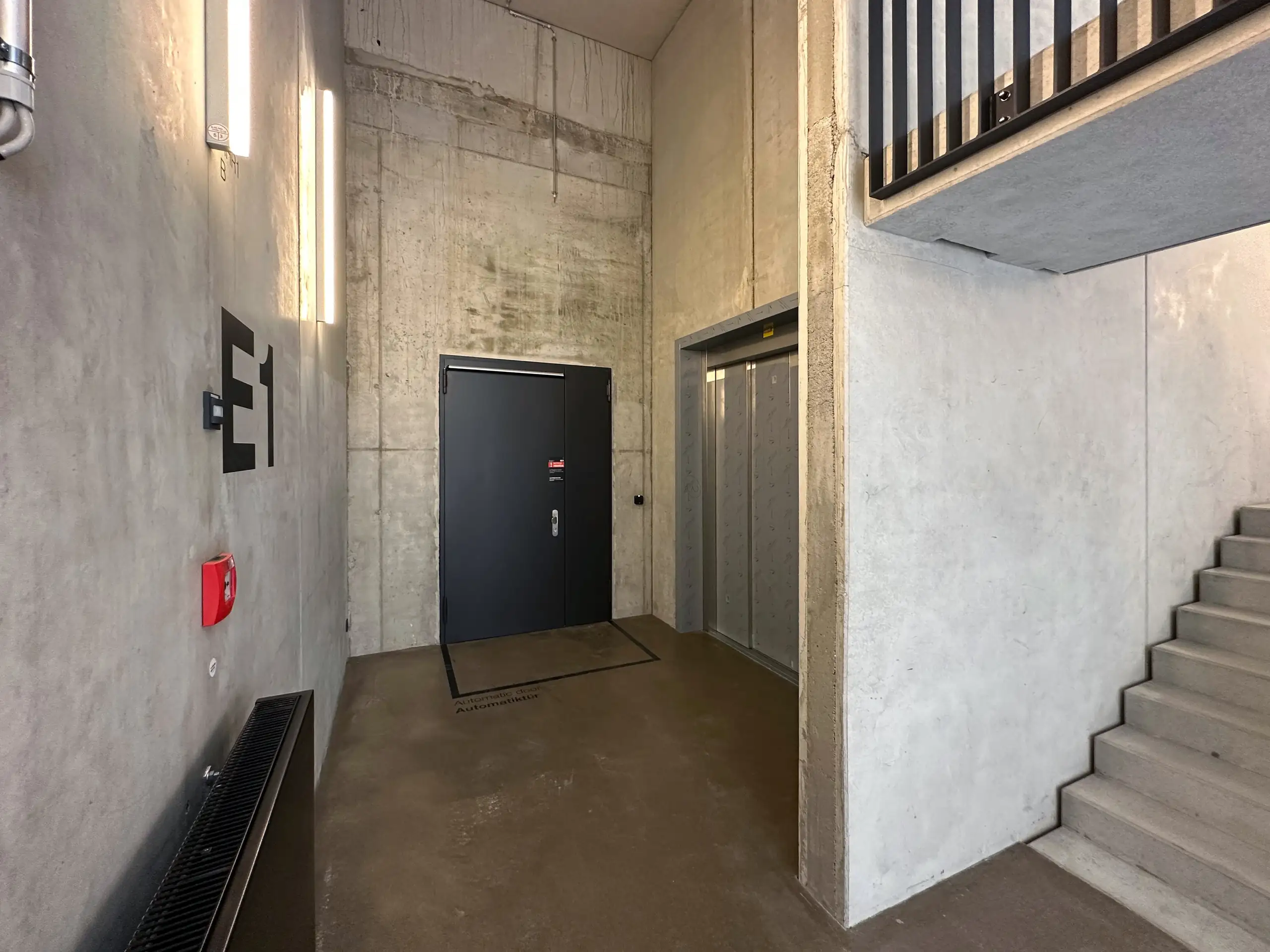 Sichtbeton-Treppenhaus im Datenzentrum Bonn nach der Betonkosmetik