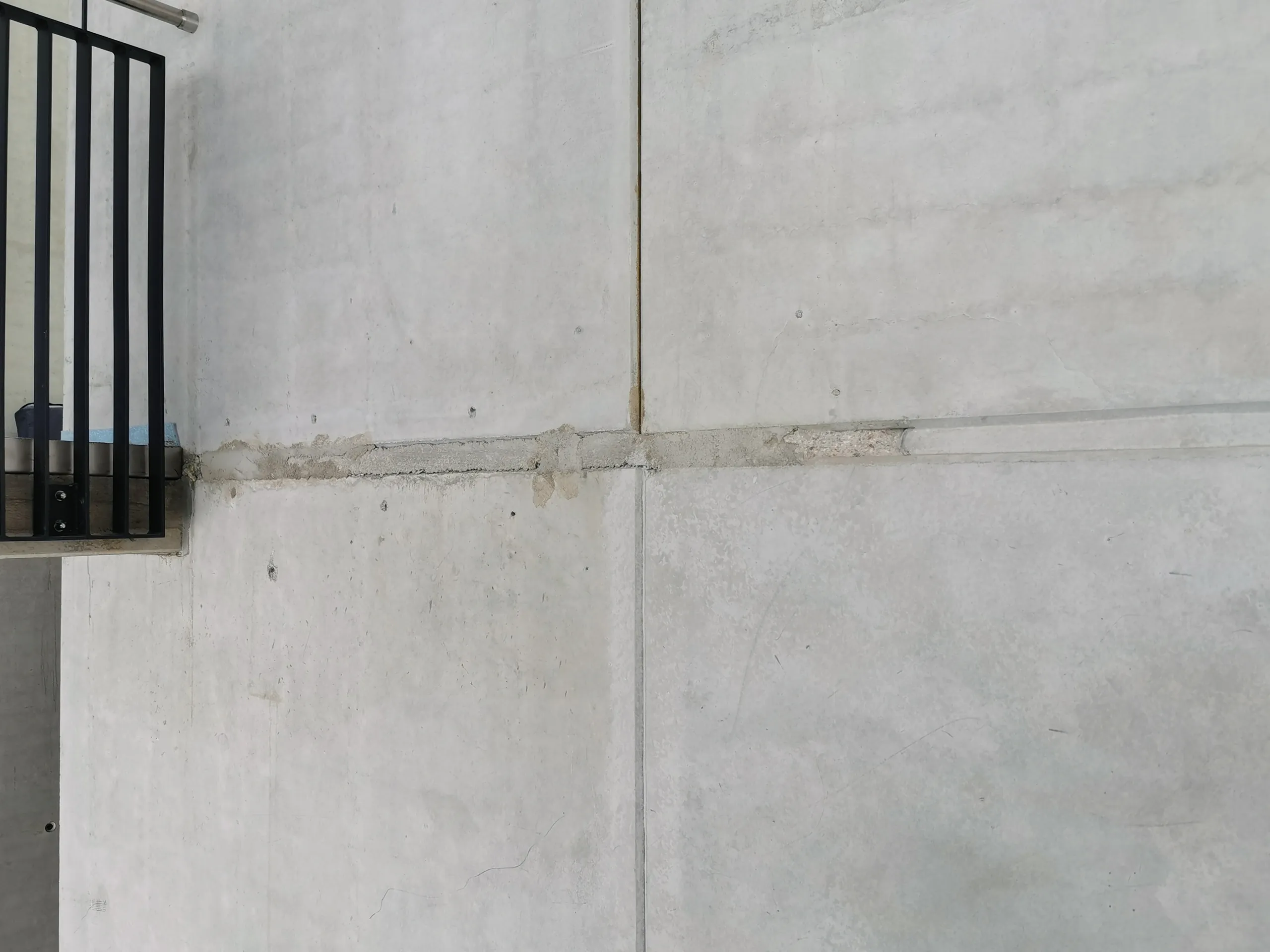 Sichtbetonwand mit sichtbarem Übergang zwischen zwei Bauabschnitten vor der Betonkosmetik