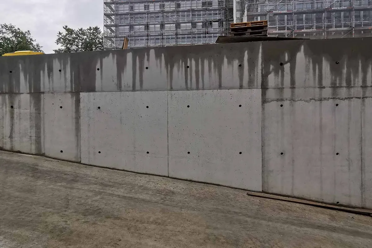 Hydrophobierte Sichtbetonfläche, Wasser perlt sichtbar ab