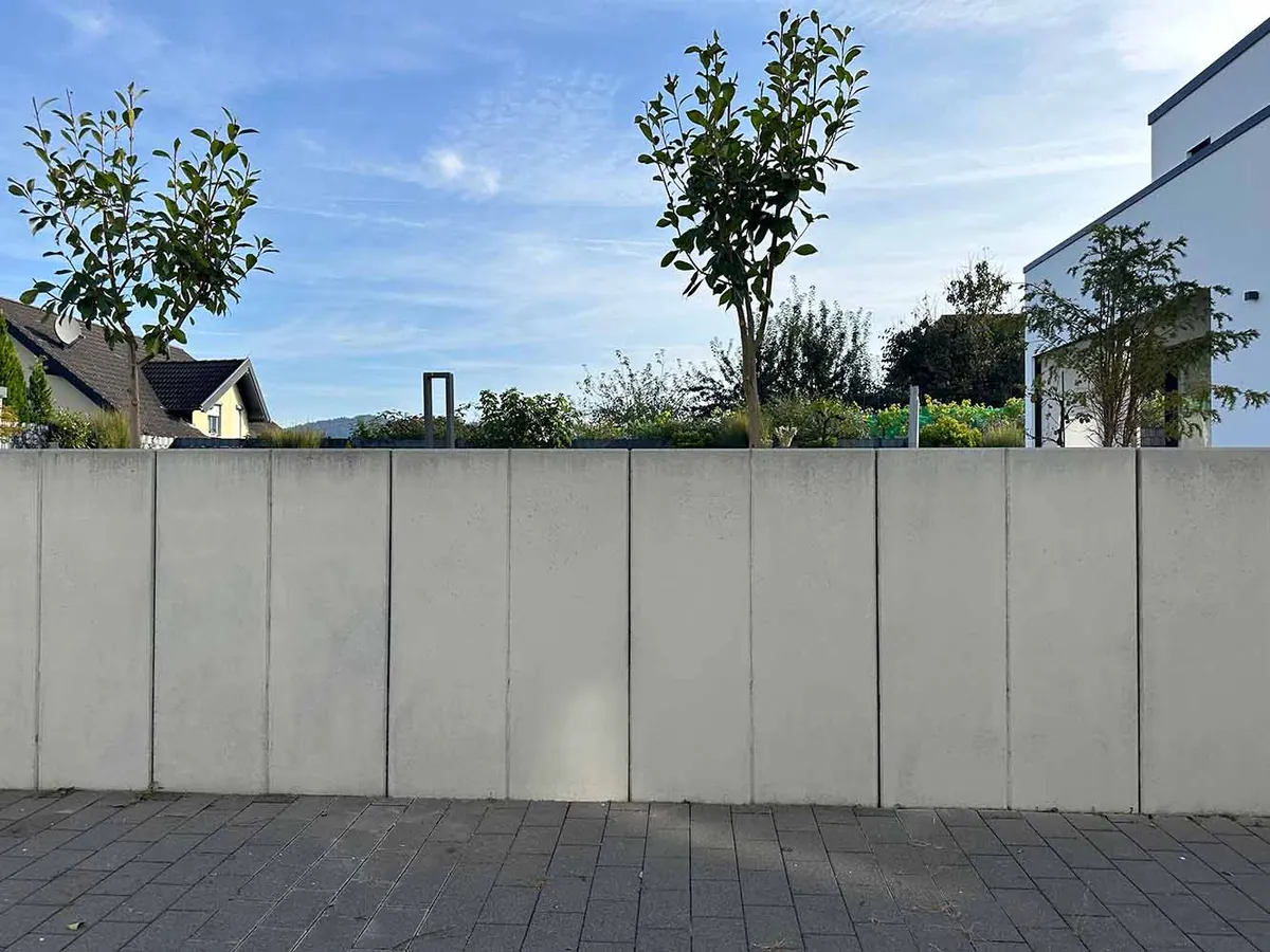 Sichtbetonfläche nach der pigmentierten Lasur, vergleichmäßigt bei erhaltener Textur