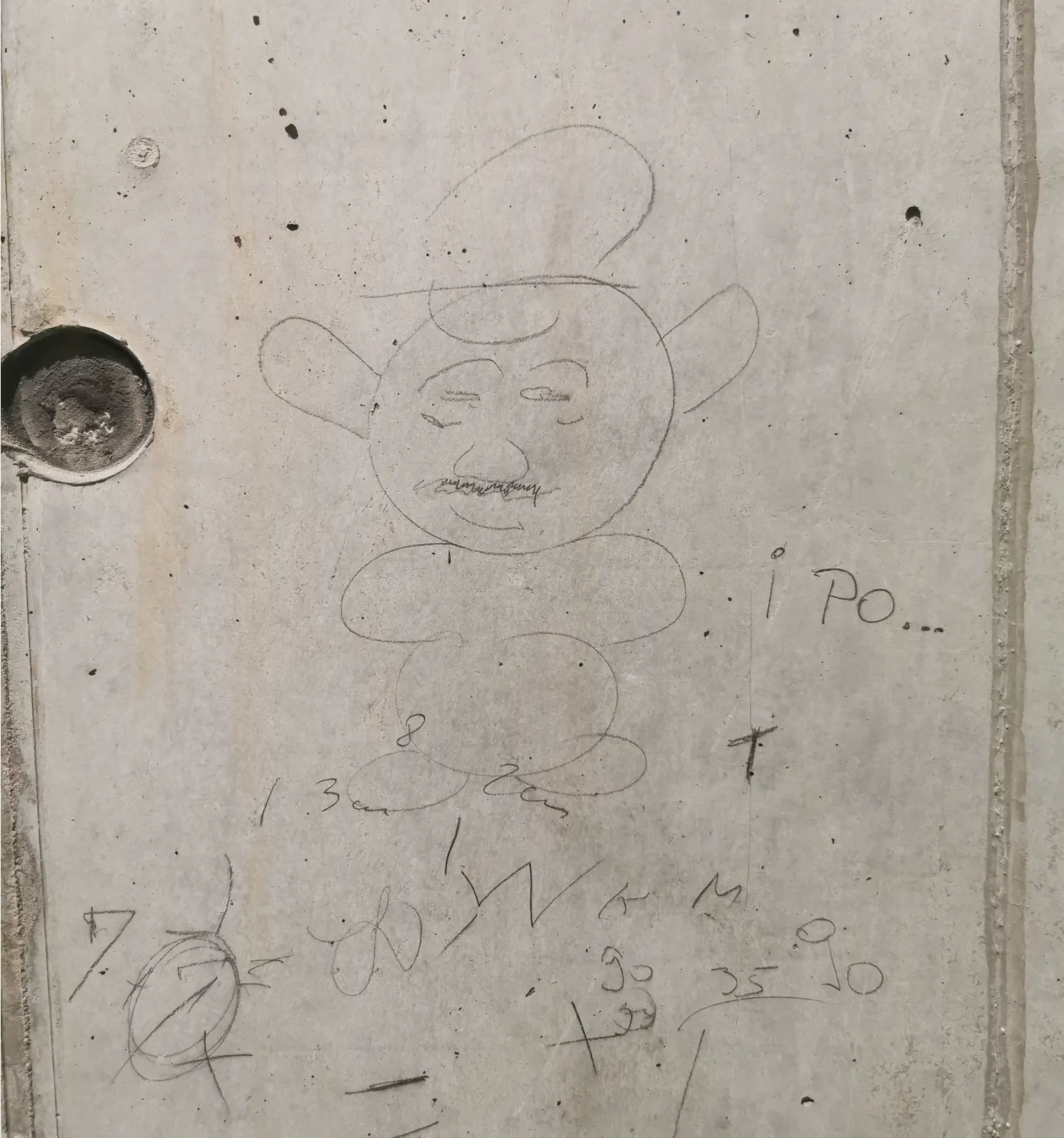 Bleistift-Zeichnung auf Sichtbeton vor der händischen Reinigung