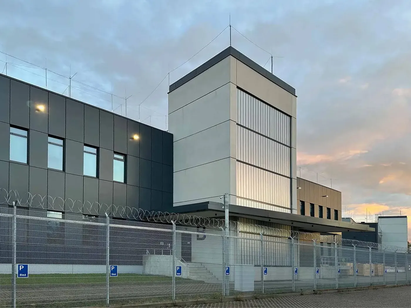 Außenansicht des Datenzentrums Bonn mit Sichtbetonfassade