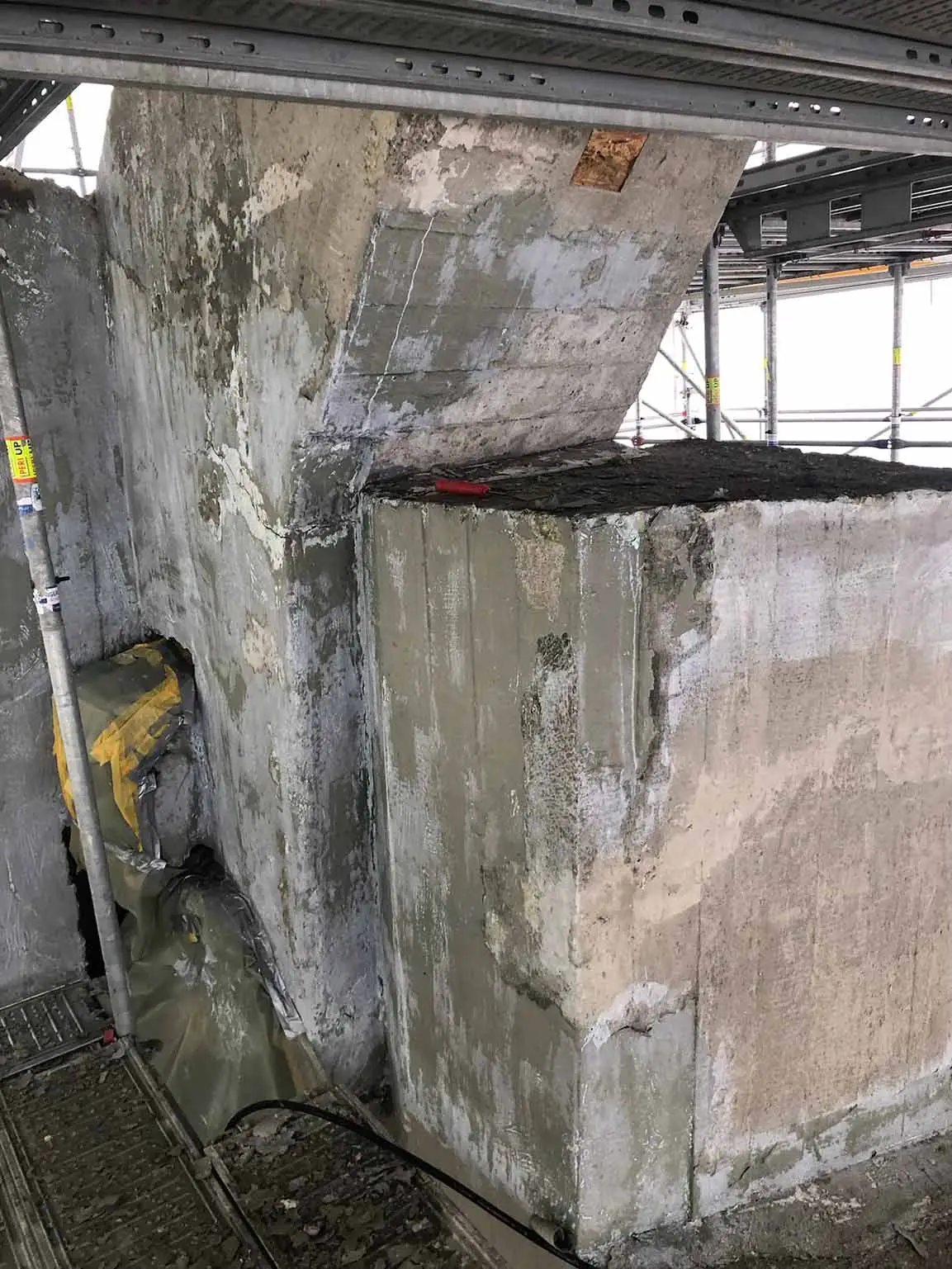 Schadstellen am Beton der Skulptur vor der Überarbeitung