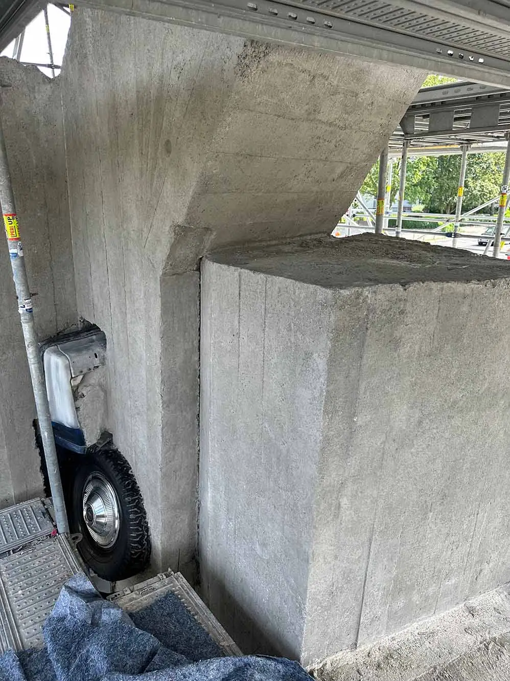 Aufgearbeitete Betonflächen am eingerüsteten Werk