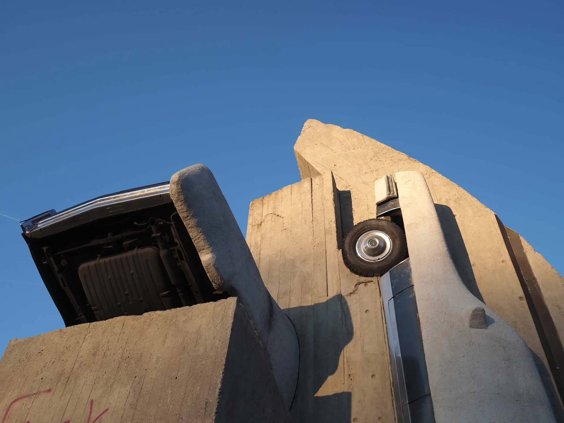 Beton Cadillacs von Wolf Vostell in Berlin