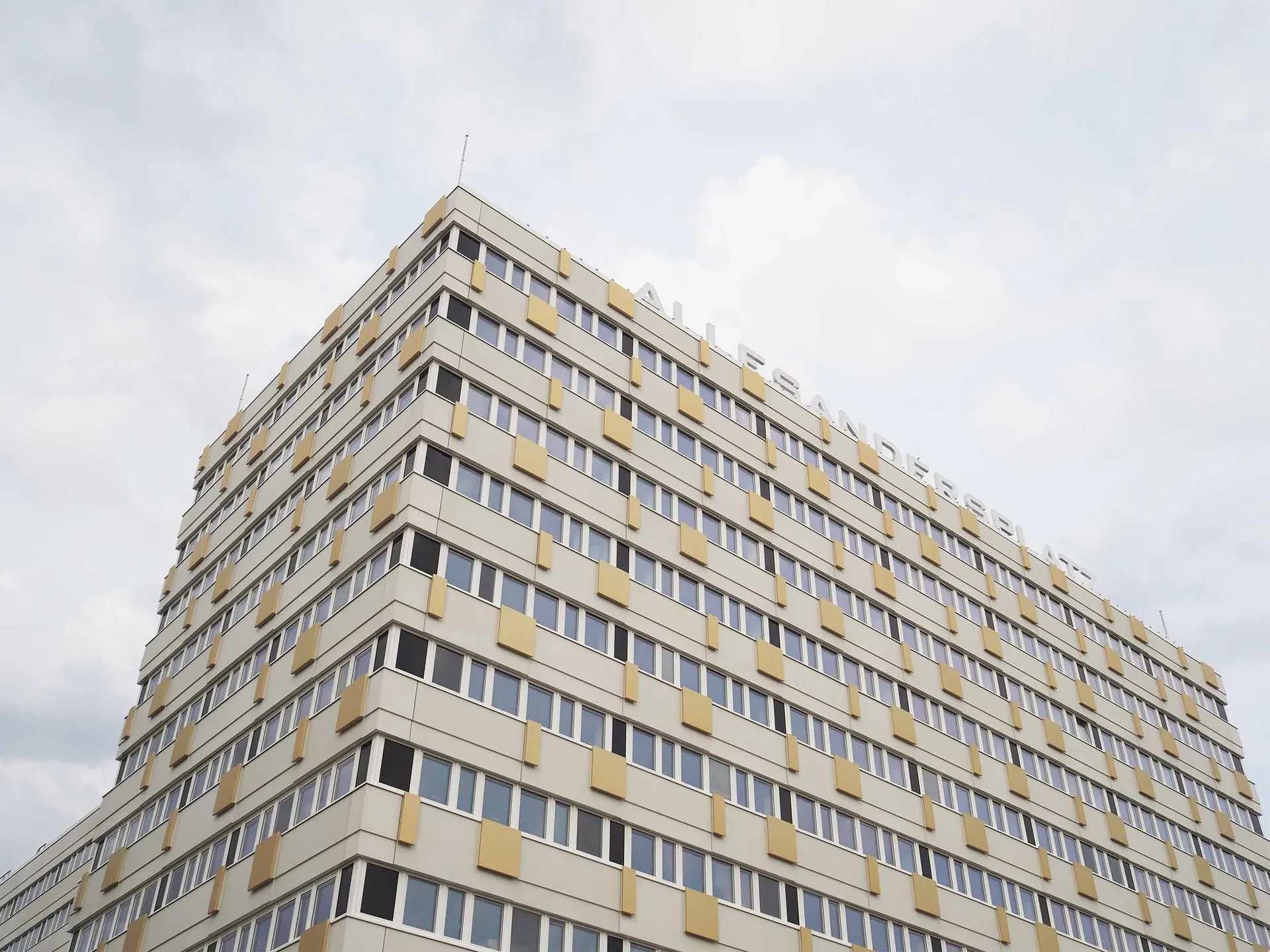 Fassade des Haus der Statistik in Berlin im Gesamtbild