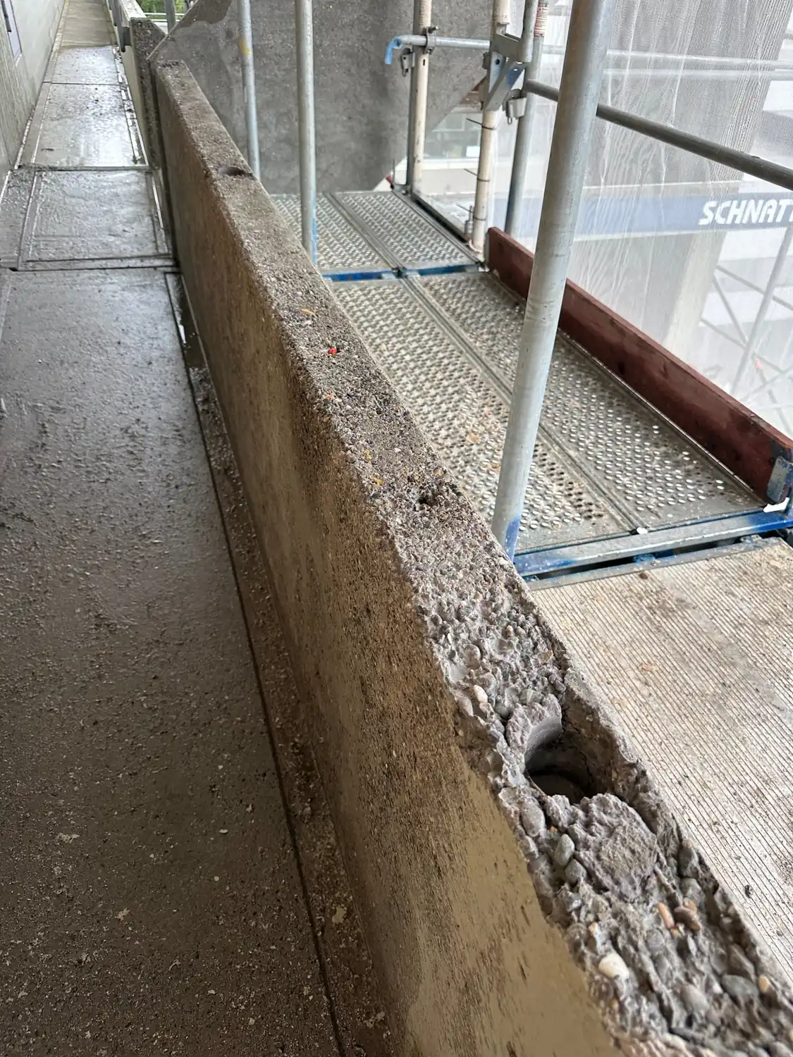 Abplatzungen an einer Balkonbrüstung der Universität Konstanz vor der Instandsetzung