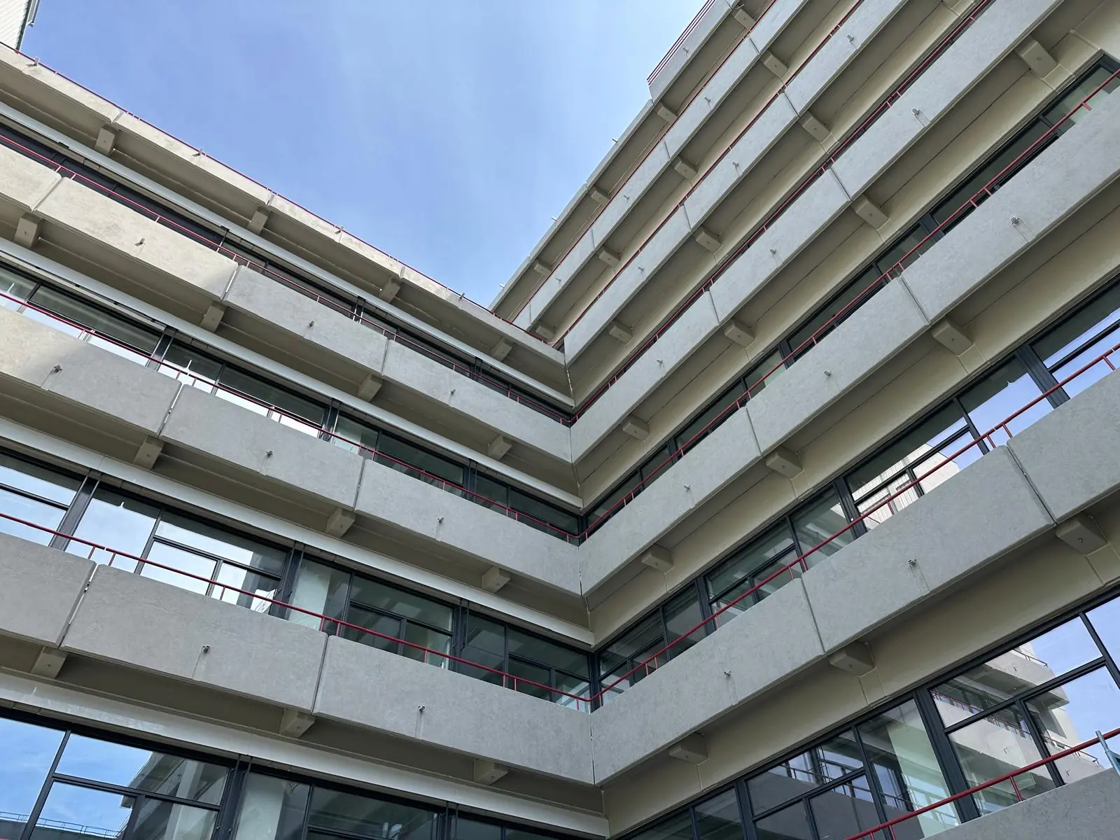 Denkmalgeschützte Betonfassade des Gebäudes M der Universität Konstanz